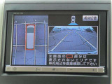 パノラミックビューモニター&バックモニター♪車両の前後左右に搭載した4つのカメラの映像を合成し、車を真上から見ているような映像を表示♪