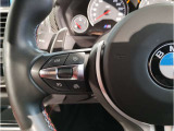 【ドライバーコックピット】人間工学に基づきドライバー中心にすべての操作パネルを設計。ドライバーが直感的に操作できる様にドライバー側にわずかに傾斜。常に運転に最適な姿勢/視線を保つ事が出来ます!