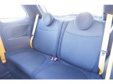 コンパクトながらも後部座席は実用的な広さを確保しています。
