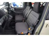 フロントシート運転席と助手席ではシート形状を変えてあります。