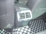 後部座席用エアコン吹き出し口がありますので、後ろにお座りの方々も快適ですよ。