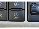 アイドリングストップOFFスイッチ このスイッチを押すことでアイドリングストップが作動停止状態となりメーター内のアイドリングストップOFF表示灯(黄色)が点灯します。