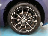 【タイヤ・ホイール】タイヤサイズ215/45R17の純正アルミホイールです。タイヤ溝は約6mmになります。
