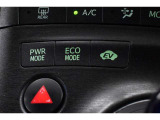3つの走行モードがあります。『EVモード』はモーターのみで走行しガソリンを消費しないハイブリッド車ならではの環境にも優しい走行です。ECOモード選択スイッチ装備!