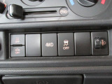 4WD切り替えはプッシュボタン式。