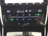 デュアルオートエアコンです。運転席・助手席でそれぞれ好みの温度に設定できます。