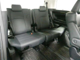 サードシートは3人乗車可能です。