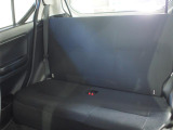 後席のシートはブラックでシンプルなつくり。乗員用のヘッドレストはこの車両には装備されておりません。
