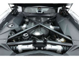 V12エンジンが奏でる高音のエンジンサウンドはV10のウラカンやV8のウルスでは感じる事の出来ない轟音を轟かせます。
