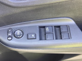 運転席ドアには、電動格納式リモコンドアミラーや、パワーウィンドウマスタースイッチがあります。