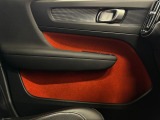 R-Design専用Nubuckシートはドア内張とマットがオレンジ色になり、とてもカジュアルデザインです。
