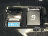 【e-Pedal】アクセルペダルだけで加速、減速、停止までができるので足の踏み変えなく運転できます  【プロパイロットパーキング】駐車したい位置を設定するだけであとはボタンを押し続けるだけで駐車