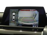 パノラミックビューモニターを装備。駐車場や交差点で周囲の安全確認をサポートします。
