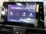 8インチのタッチスクリーンを装備。ラジオチューナー、CarPlay&AndoroidAutoにも対応。
