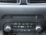 運転席・助手席で温度を調整できるフルオートエアコンを装備。快適な室内でドライブを楽しめます。