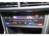 運転席と助手席の室温設定が別々にできるオートエアコン。空調設定は操作しやすいタッチ式コントロールパネルです。