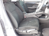 運転席側には、座席の高さ調節が出来るシートリフター付です。