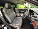 【レザーシート】汚れのふき取りが容易でメンテナンスもが簡単な、機能性に優れる合成皮革を採用した上質なシートです。座り心地もよく、高級感あふれる心地良い車内空間を演出してくれます。
