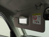運転席、助手席のサンバイザーの裏にはバニティミラーが装備、身だしなみに役立ちます。