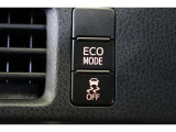 ECOモードはエアコンの利きなどを抑え、低燃費で走れるようサポートします。アクセル操作に対するレスポンスがゆるくなり、急発進や加速はしづらくなります。走行状況に応じてボタンで切替えることが出来ます。