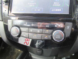 見やすいデジタル表示のオートエアコン!暑い時・寒い時も設定した温度に車内を自動で調節♪