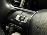 ハンドル左側:ACCアダプティブクルーズコントロールをこのボタンのみで行うことができます。運転中でもハンドル内にあることで視線の動き幅を抑えられ安全性を高めています。