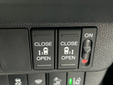 スマートキーや運転席のスイッチ操作のほか、ドアハンドルを少し引くだけでリアドアが自動開閉します。強風時やお子様が不意にドアを開けて隣のクルマにぶつけてしまうことを防いでくれます。