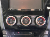 【デュアルオートエアコン】運転席と助手席それぞれで温度の調節が可能なオートエアコンを装備。