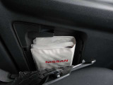 助手席のドアポケットはカバー付き!分厚くなった車検証入れがすっぽり入ります。だからグローブボックスも広々と使えますよ!