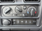 直感的に操作ができる【マニュアルエアコン】♪各機能の切り替えボタンは運転席から操作ラクラク。