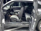 MX-30の最大の特徴、フリースタイルドアはセンターピラーがなく後部座席への乗り降りがしやすい構造になっています。