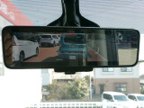 スマートルームミラーは室内の荷物などで後方の視界が遮られても、カメラの映像を直接ルームミラーに表示することができ、視界を確保できます。