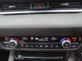 運転席と助手席で設定温度が変えられるデュアルオートエアコン。また運転席&助手席シートヒータとステアリングヒーターも装備。