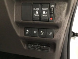 両側電動スライドドアは運転席から操作ができるよう操作スイッチが付いています。Hondaセンシング用のVSA(ABS+TCS+横滑り抑制)解除とレーンキープアシストシステムなどのメインスイッチも装備
