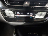 左右独立エアコンなので左右で温度を変えられます。車内を快適に保ちます♪