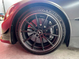 GTBLACKシリーズの足元を支えるフロント285/35ZR19タイヤ、リア335/30ZR20タイヤ