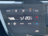 オートエアコンです!ボタンでの簡単な操作で室内を快適な温度にします。夏場・冬場でも快適なドライブができます!
