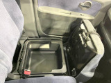 【助手席下収納トレー】ワゴンR特有のシート下収納はグローブボックスに入りきらない物も収納できます♪