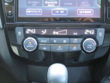 フルオートエアコンです!ボタンでの簡単な操作で室内を快適な温度にします。夏場・冬場でも快適なドライブができます!