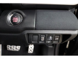 スマートキー&プッシュスタート機能を装備しており、ドアの開閉からエンジンの始動までキーを触らずに操作することができます。