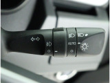 オートライトです。センサーで周囲の明るさを感知して自動で点灯・消灯!!!薄暮時の点灯忘れも防げますの。前方視界の確保で安全運転に貢献します。