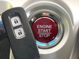 【Hondaスマートキー】カバンやポケットに入れたままでもドアの施錠・解錠が可能なスマートキーを装備。エンジンのオン・オフ時もカギを取り出す必要が無いからとっても便利です♪