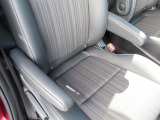 【後部座席のアームレスト】後部座席もアームレスト付きです。肘を置いてゆったりとドライブを堪能できます。