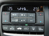 オート機能付きツインエアコンを搭載しておりますので、運転席と助手席でそれぞれお好みの温度設定ができます。