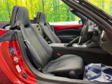 【レザーシート】汚れのふき取りが容易でメンテナンスもが簡単な、機能性に優れる合成皮革を採用した上質なシートです。座り心地もよく、高級感あふれる心地良い車内空間を演出してくれます。