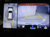 車両の前後左右にとりつけられたカメラで撮影した映像を合成して、真上から見下ろしたような映像をナビ画面に表示します!