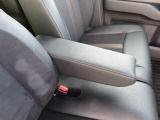 【運転席側のアームレスト】フロント座席はアームレスト付きです。肘を置いてゆったりとした姿で運転できます。