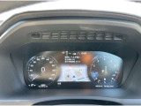 ドライバーディスプレイにもナビ画面が表示され、運転中の目線の移動を最小限に抑えることが出来ます。