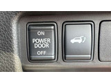 電動リアゲートは運転席のスイッチで開閉可能です。