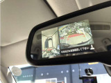 バックカメラの映像と合わせてアラウンドビューモニターで上から見下ろしたように車周辺の確認ができます。バックミラーに映し出されます。